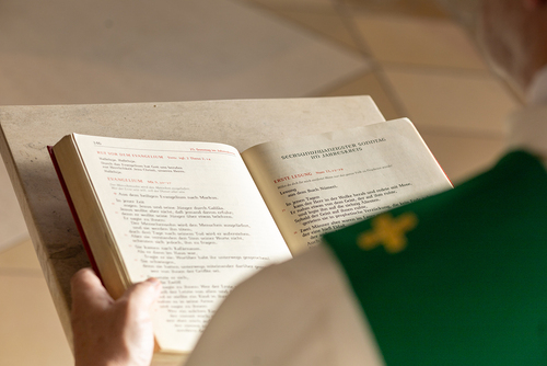 Diakon im Gottesdienst / Erzdiözese Wien/ Stephan Schönlaub, Erzdiözese Wien/ Stephan Schön Der Diakon trägt im Gottesdienst das Evangelium vor, oft auch die Fürbitten, bereitet die Gaben, weist auf das 'Geheimnis des Glaubens' hin und fordert die Gemeinde zum Friedensgruß sowie- als letztes Wort der heiligen Messe -zum Hinaustragen des Fri
